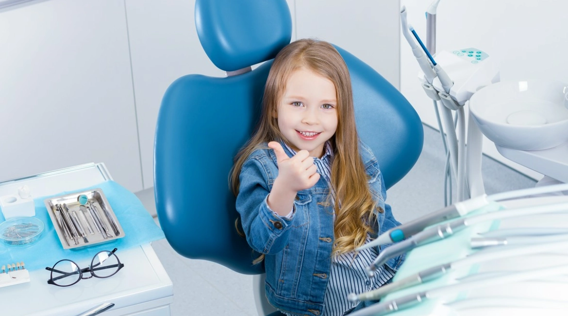 Dziewczynka na fotelu u dentysty